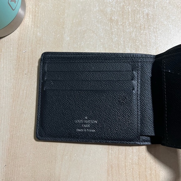 Men’s Louis Vuitton bifold wallet - Picture 3 of 3
